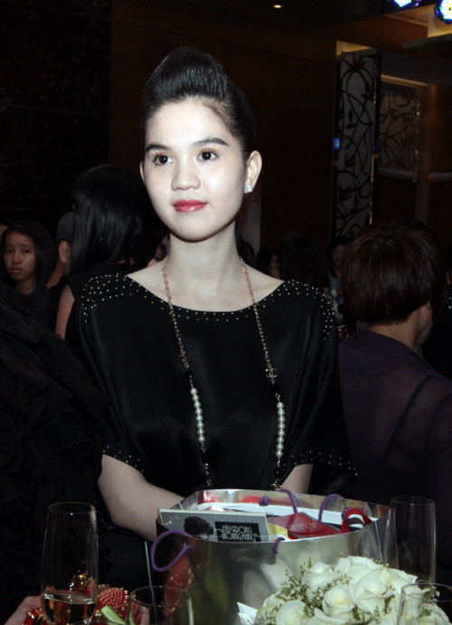 Tuy nhiên, bên cạnh một số ý kiến cho rằng người đẹp 22 tuổi đang sở hữu "bộ não ngắn", phần lớn lại cho rằng đây là một chiêu thức PR kiểu mới. Tuy nhiên, bên cạnh một số ý kiến cho rằng người đẹp 22 tuổi đang sở hữu "bộ não ngắn", phần lớn lại cho rằng đây là một chiêu thức PR kiểu mới.