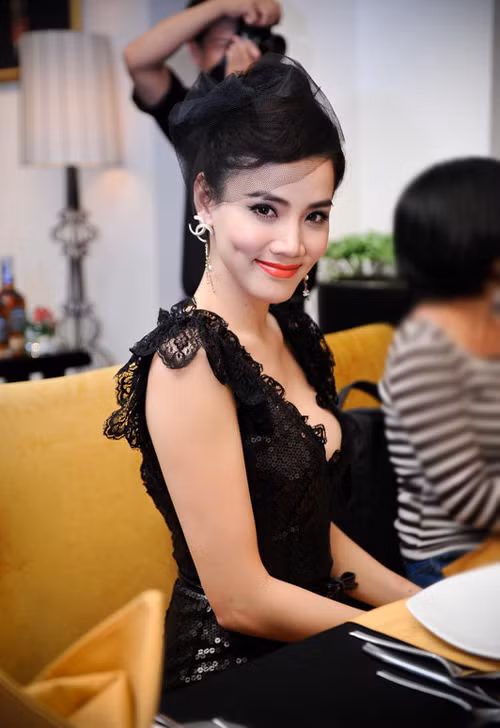 Nữ diễn viên cũng là thành viên của đoàn nghệ sĩ Việt Nam sẽ lên đường dự LHP Cannes diễn ra tại Pháp. Cô cho biết đã đặt may một bộ cánh màu hồng lộng lẫy để tham dự sự kiện đình đám này.