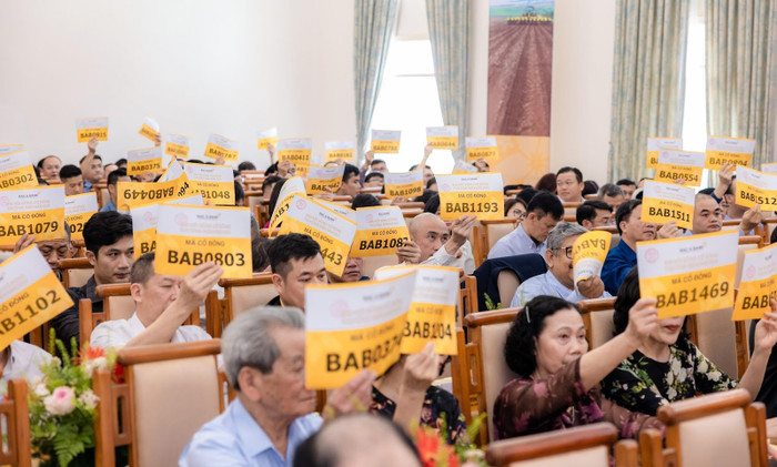 Các cổ đông biểu quyết tại Đại hội đồng cổ đông thường niên 2024. Các cổ đông biểu quyết tại Đại hội đồng cổ đông thường niên 2024.