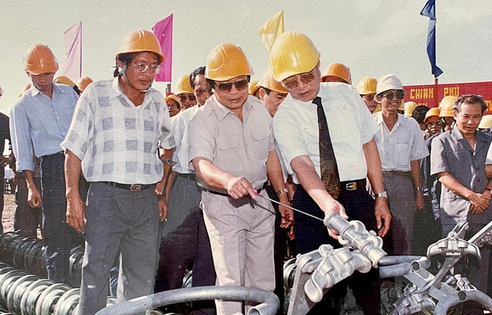 Thủ tướng Võ Văn Kiệt thị sát công trường thi công đường dây 500 kV Bắc - Nam. Anh1Duongday500kVmach32452024.jpg