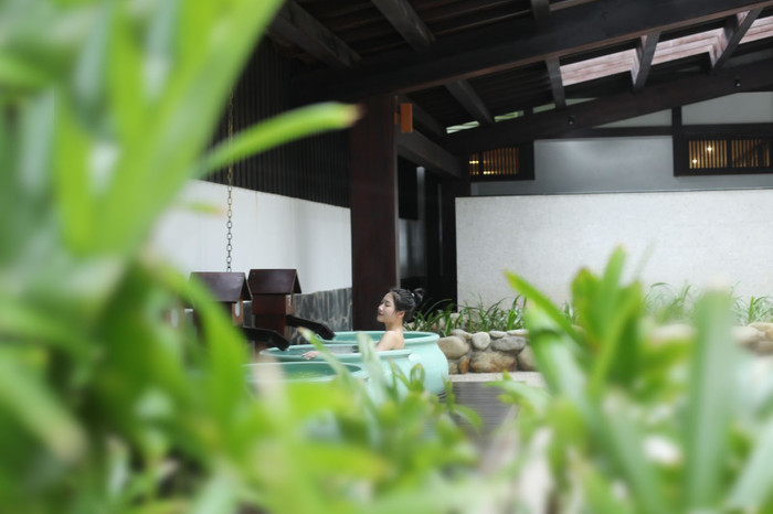 Tắm khoáng nóng tại Yoko Onsen Quang Hanh được ví như “trend chữa lành” thời thượng. Tắm khoáng nóng tại Yoko Onsen Quang Hanh được ví như “trend chữa lành” thời thượng.