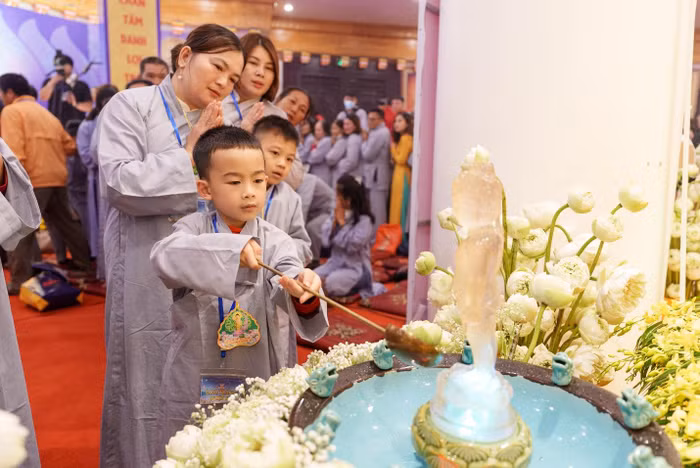 Tắm Phật là một trong những nghi thức linh thiêng không thể thiếu trong Lễ Phật Đản.