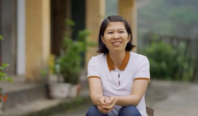 Cô Vũ Thị Phượng, người phụ nữ đã gần 40 với đôi mắt sáng và nụ cười luôn thường trực trên môi. Cô Vũ Thị Phượng, người phụ nữ đã gần 40 với đôi mắt sáng và nụ cười luôn thường trực trên môi.