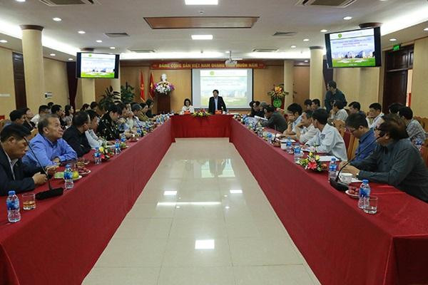 Phó Giáo sư, Tiến sĩ Lê Quốc Doanh (cựu sinh viên khóa 24 ngành Nông hóa – Thổ nhưỡng), nguyên Thứ trưởng Bộ Nông nghiệp và Phát triển Nông thôn làm việc với Học viện Nông nghiệp Việt Nam về đào tạo, nghiên cứu khoa học trong lĩnh vực Đất và Dinh dưỡng cây trồng. Phó Giáo sư, Tiến sĩ Lê Quốc Doanh (cựu sinh viên khóa 24 ngành Nông hóa – Thổ nhưỡng), nguyên Thứ trưởng Bộ Nông nghiệp và Phát triển Nông thôn làm việc với Học viện Nông nghiệp Việt Nam về đào tạo, nghiên cứu khoa học trong lĩnh vực Đất và Dinh dưỡng cây trồng.