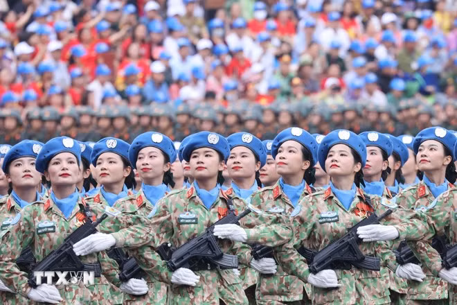 Khối sỹ quan Lực lượng Gìn giữ Hòa bình diễu binh. (Ảnh: Lâm Khánh/TTXVN)