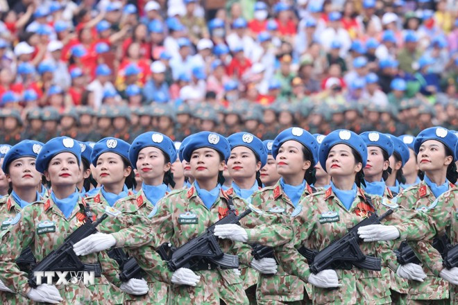 Khối sỹ quan Lực lượng Gìn giữ Hòa bình diễu binh. (Ảnh: Lâm Khánh/TTXVN) Khối sỹ quan Lực lượng Gìn giữ Hòa bình diễu binh. (Ảnh: Lâm Khánh/TTXVN)