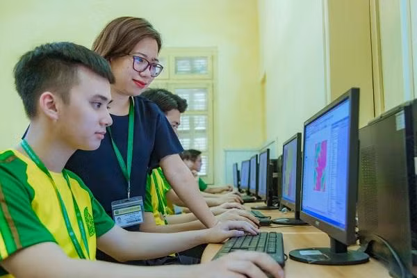 Sinh viên thực hành môn học Hệ thống thông tin địa lý (GIS).