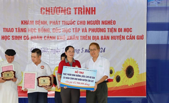 Ông Trương Hùng, Phó Chủ tịch Hội đồng Quản trị, đại diện Nutifood trao bảng tài trợ cho bà Võ Thị Kim Thắm, Phó Chủ tịch Ủy ban Mặt trận Tổ quốc Việt Nam huyện Cần Giờ. Ông Trương Hùng, Phó Chủ tịch Hội đồng Quản trị, đại diện Nutifood trao bảng tài trợ cho bà Võ Thị Kim Thắm, Phó Chủ tịch Ủy ban Mặt trận Tổ quốc Việt Nam huyện Cần Giờ.