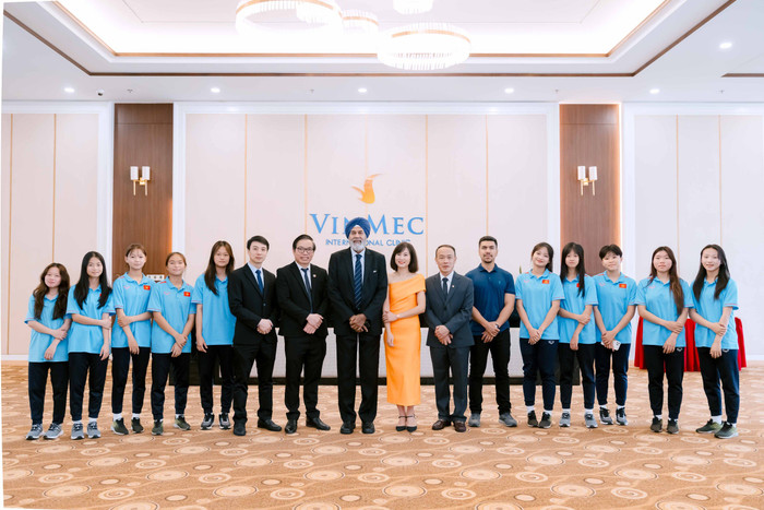 Đại diện AFC, VFF, Vinmec và Quả Bóng vàng 2008 Đỗ Thị Ngọc Châm cùng các vận động viên trẻ tại Lễ công bố. Anh 4 (1).jpg