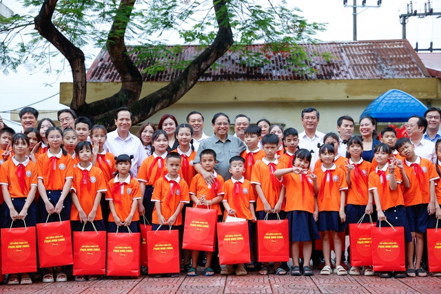 Thủ tướng mong các cháu hãy không ngừng cố gắng, kiên trì, quyết tâm, nghị lực; luôn nuôi dưỡng, ấp ủ những ước mơ, hoài bão, khao khát cháy bỏng để vượt qua nghịch cảnh, có được kiến thức và tay nghề giỏi, trở thành những công dân tốt, có ích cho xã hội. Ảnh: VGP/Nhật Bắc Thủ tướng mong các cháu hãy không ngừng cố gắng, kiên trì, quyết tâm, nghị lực; luôn nuôi dưỡng, ấp ủ những ước mơ, hoài bão, khao khát cháy bỏng để vượt qua nghịch cảnh, có được kiến thức và tay nghề giỏi, trở thành những công dân tốt, có ích cho xã hội. Ảnh: VGP/Nhật Bắc