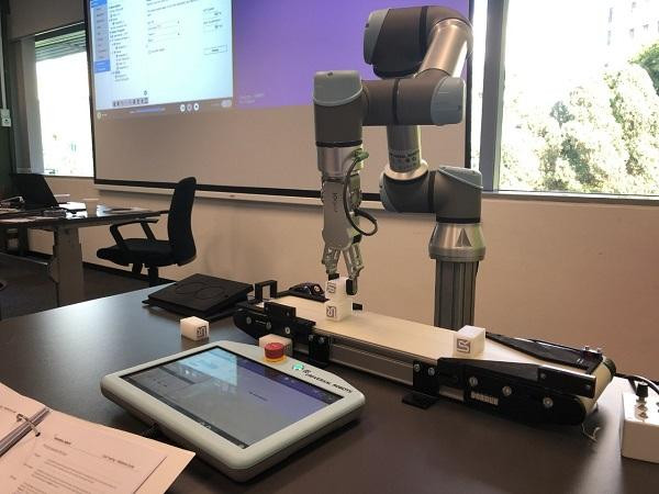 Chế tạo, lập trình robot cho các công ty lớn về kỹ thuật điều khiển và tự động hóa. Chế tạo, lập trình robot cho các công ty lớn về kỹ thuật điều khiển và tự động hóa.