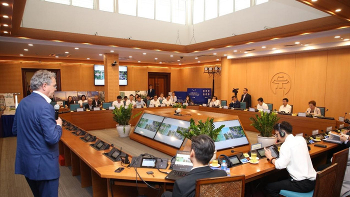 Các thành viên Hội đồng thi tuyển lắng nghe phần trình bày phương án của các đơn vị tư vấn. Các thành viên Hội đồng thi tuyển lắng nghe phần trình bày phương án của các đơn vị tư vấn.