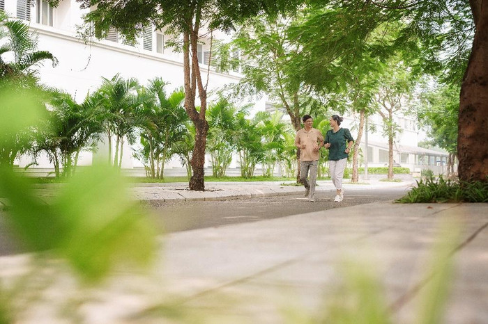 Đường dạo bộ rộng thoáng giúp cư dân nâng cao sức khỏe thể chất và tinh thần. Đường dạo bộ rộng thoáng giúp cư dân nâng cao sức khỏe thể chất và tinh thần.