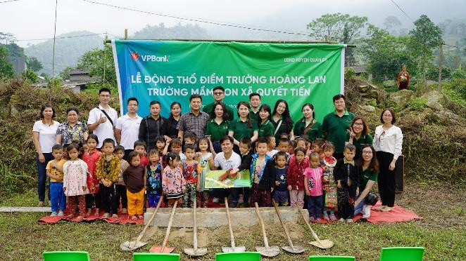 Điểm trường Hoàng Lan cũng là điểm trường tiếp theo nằm trong chuỗi hành trình “Cặp lá yêu thương – Em vui tới trường” được thực hiện bởi VPBank và VTV trong 2 năm qua. Điểm trường Hoàng Lan cũng là điểm trường tiếp theo nằm trong chuỗi hành trình “Cặp lá yêu thương – Em vui tới trường” được thực hiện bởi VPBank và VTV trong 2 năm qua.