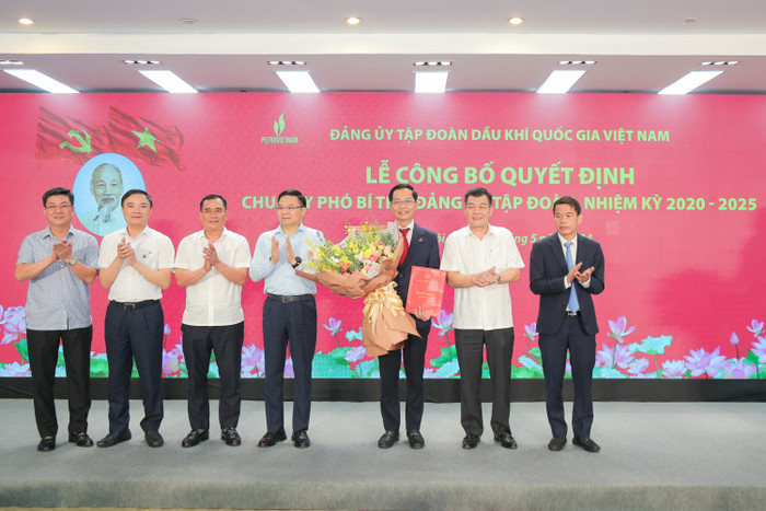 Lãnh đạo các Ban Đảng Trung ương, Đảng ủy Khối Doanh nghiệp Trung ương, Đảng ủy Tập đoàn Dầu khí Quốc gia Việt Nam chúc mừng đồng chí Trần Quang Dũng. Anh 9-2.jpg