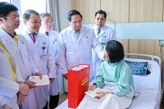 Thủ tướng thăm hỏi sức khỏe bệnh nhân được ghép tạng. Ảnh: VGP/Nhật Bắc Thủ tướng thăm hỏi sức khỏe bệnh nhân được ghép tạng. Ảnh: VGP/Nhật Bắc