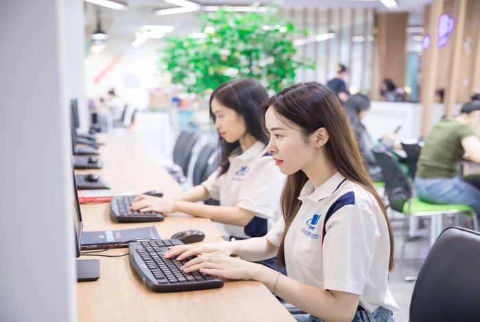 Sinh viên sử dụng Hệ thống học tập (LMS) Sinh viên sử dụng Hệ thống học tập (LMS)