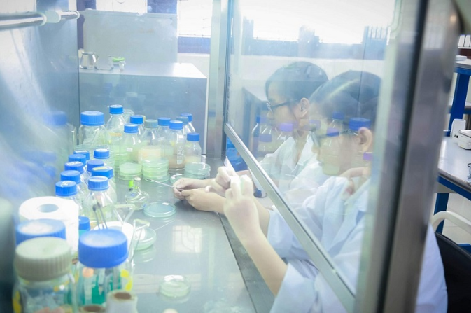 Sinh viên thực hành tại phòng thí nghiệm của Học viện Nông nghiệp Việt Nam. Sinh viên thực hành tại phòng thí nghiệm của Học viện Nông nghiệp Việt Nam.