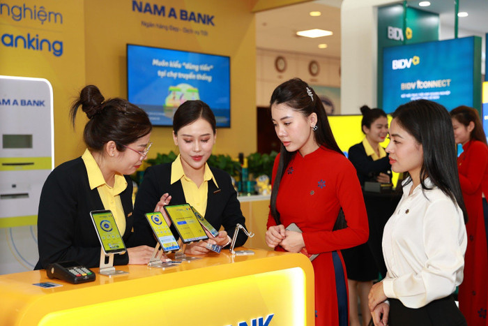 Khách tham quan tương tác cùng Robot OPBA của Nam A Bank. Khách tham quan tương tác cùng Robot OPBA của Nam A Bank.