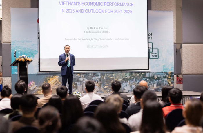 Tiến sỹ Cấn Văn Lực trình bày Báo cáo về tình hình kinh tế vĩ mô năm 2023 và xu hướng 2024 - 2025. TS Can Van Luc.jpg