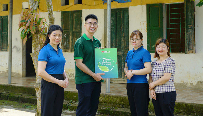 VPBank quyết định dành tặng số tiền 300 triệu đồng cho cô trò tại thôn Thèn Phùng để xây sửa lại các lớp học mầm non. Anh 5 (3).JPG