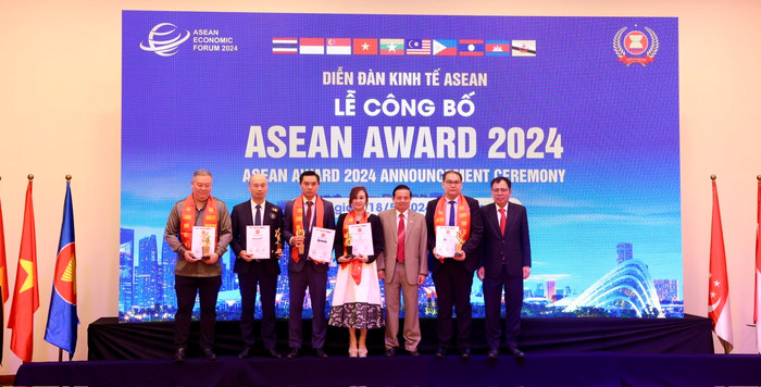 “ASEAN Award 2024” ghi nhận những cống hiến của những doanh nghiệp tiêu biểu có đóng góp tích cực phát triển kinh tế, an sinh xã hội, phát triển bền vững trong khu vực ASEAN. “ASEAN Award 2024” ghi nhận những cống hiến của những doanh nghiệp tiêu biểu có đóng góp tích cực phát triển kinh tế, an sinh xã hội, phát triển bền vững trong khu vực ASEAN.