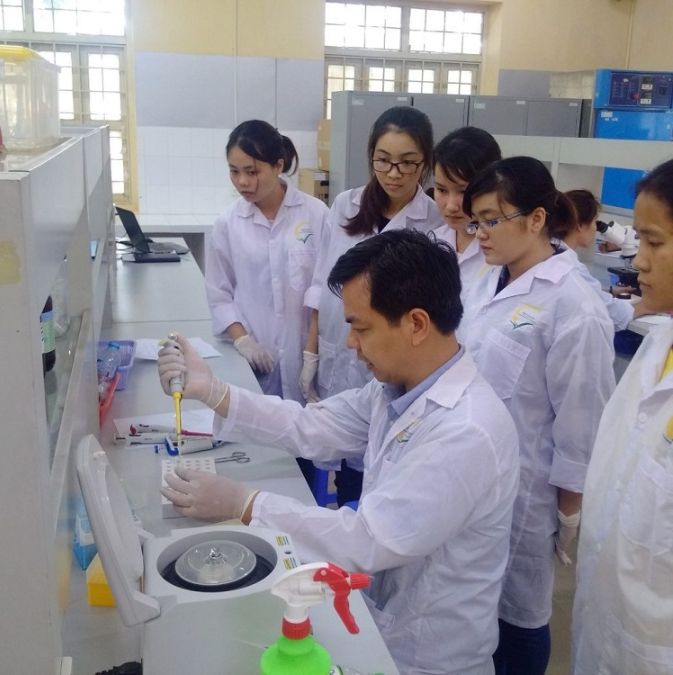 Một tiết học thực hành phân lập nấm hại cây trồng của sinh viên ngành Bảo vệ thực vật. Một tiết học thực hành phân lập nấm hại cây trồng của sinh viên ngành Bảo vệ thực vật.