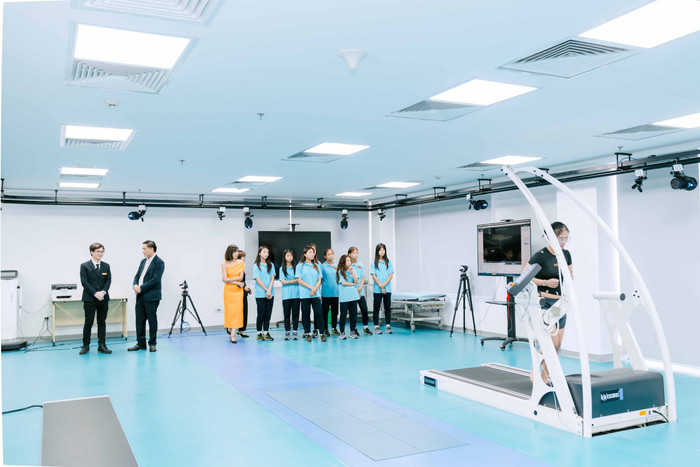 Các vận động viên trẻ tham quan và trải nghiệm Phòng Phân tích vận động (Motion Analysis Lab) tại Vinmec. Anh 2 (7).jpg