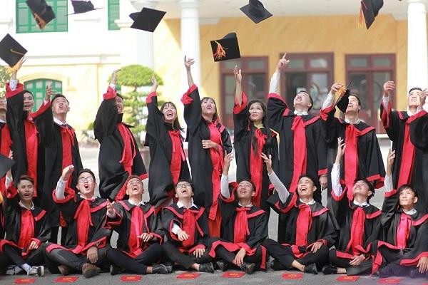 Sinh viên chuyên ngành Tự động hóa Khóa 59 chụp ảnh trong Lễ tốt nghiệp. Sinh viên chuyên ngành Tự động hóa Khóa 59 chụp ảnh trong Lễ tốt nghiệp.