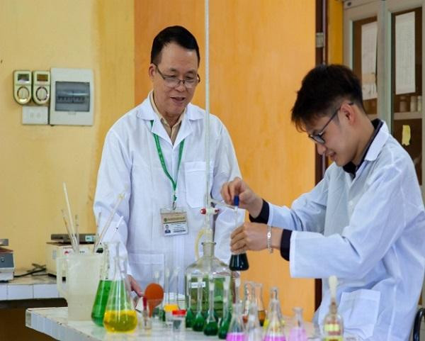 Giảng viên hướng dẫn sinh viên thực hành tại phòng thí nghiệm Giảng viên hướng dẫn sinh viên thực hành tại phòng thí nghiệm