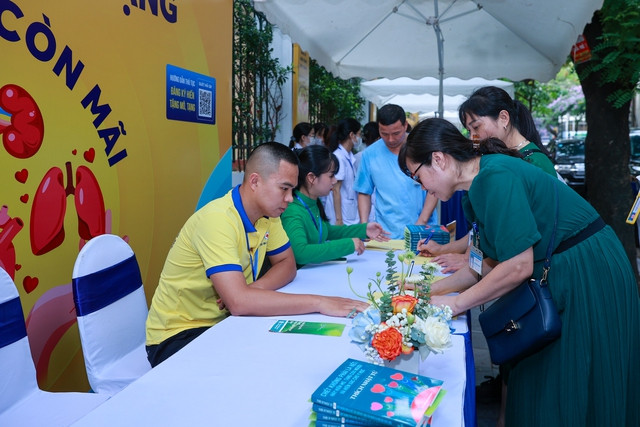 Đông đảo người dân đăng ký hiến tặng mô, tạng. Ảnh: VGP/Nhật Bắc Đông đảo người dân đăng ký hiến tặng mô, tạng. Ảnh: VGP/Nhật Bắc