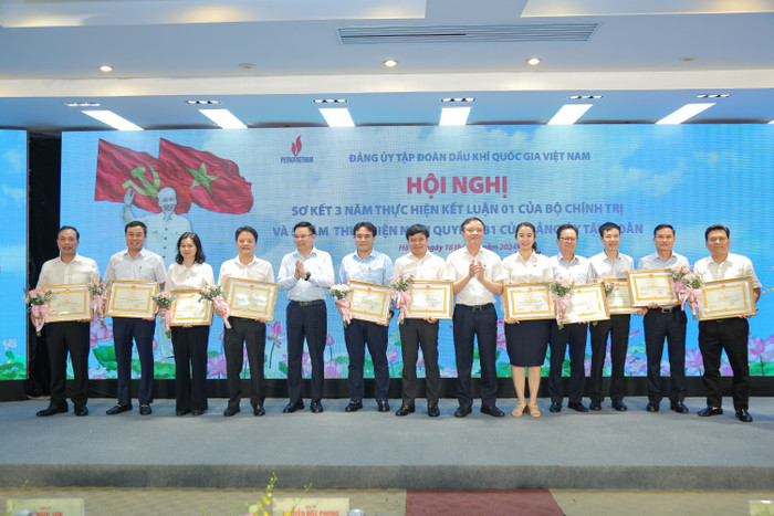 Đồng chí Lê Mạnh Hùng và đồng chí Lê Ngọc Sơn trao bằng khen cho các tập thể có thành tích xuất sắc trong triển khai Nghị quyết 281. Anh 7-2.jpg