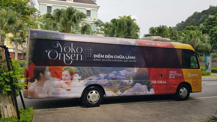 Tuyến bus miễn phí hai chiều đưa đón du khách giữa Hạ Long và Yoko Onsen Quang Hanh. Tuyến bus miễn phí hai chiều đưa đón du khách giữa Hạ Long và Yoko Onsen Quang Hanh.