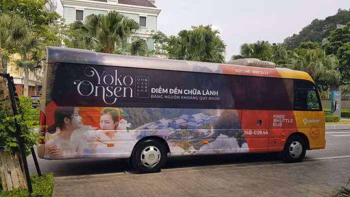 Tuyến bus miễn phí hai chiều đưa đón du khách giữa Hạ Long và Yoko Onsen Quang Hanh.
