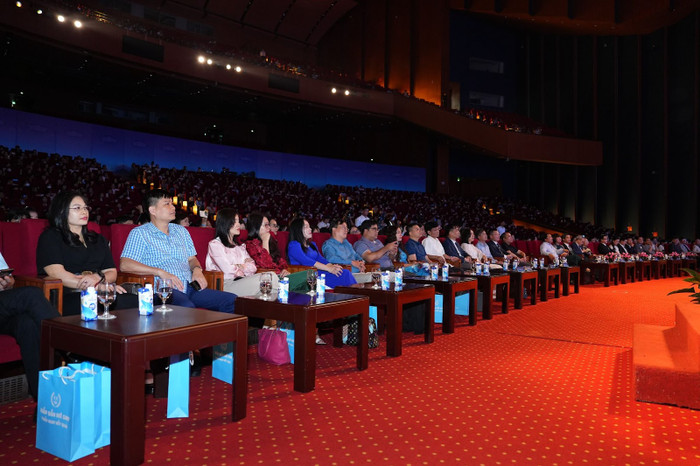 Toàn cảnh hội trường Lễ vinh danh và trao giải IOE. Toàn cảnh hội trường Lễ vinh danh và trao giải IOE.