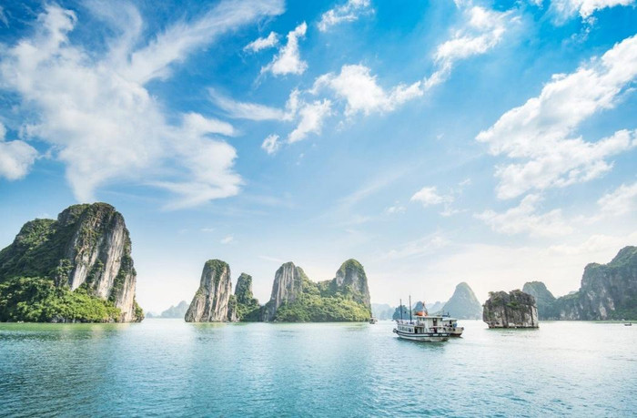 Vịnh Hạ Long là điểm đến không thể bỏ qua khi khám phá Quảng Ninh. Vịnh Hạ Long là điểm đến không thể bỏ qua khi khám phá Quảng Ninh.