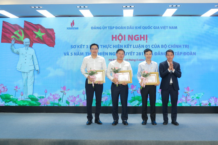 Đồng chí Vũ Thanh Mai, Phó trưởng Ban Tuyên giáo Trung ương trao bằng khen cho các tập thể có thành tích xuất sắc trong thực hiện Kết luận 01. Anh 6-2.jpg