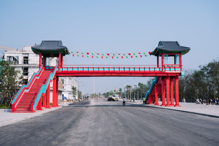Điểm nhấn đầu tiên của Công viên K-Park đến từ cầu đi bộ với nét kiến trúc phong cách cổ kính. A1-9.jpg