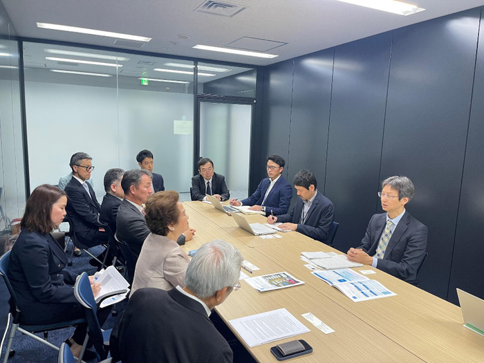 Ông Takashi Yanai và bà Nguyễn Thị Nga thảo luận cùng ông Hajime Wakuda tại Tokyo ngày 24/4/2024. Ông Takashi Yanai và bà Nguyễn Thị Nga thảo luận cùng ông Hajime Wakuda tại Tokyo ngày 24/4/2024.