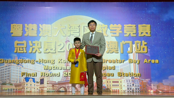 Đây cũng là lần đầu tiên Kế Thiện tham gia cuộc thi toán quốc tế Big Bei Bay. (Ảnh do nhân vật cung cấp) Đây cũng là lần đầu tiên Kế Thiện tham gia cuộc thi toán quốc tế Big Bei Bay. (Ảnh do nhân vật cung cấp)