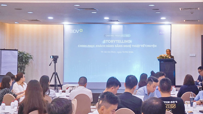 Đại diện Ban Khách hàng doanh nghiệp BIDV chia sẻ thông tin tại chương trình. Anh 1. Hình ảnh đại diện BIDV phát biểu F.jpg