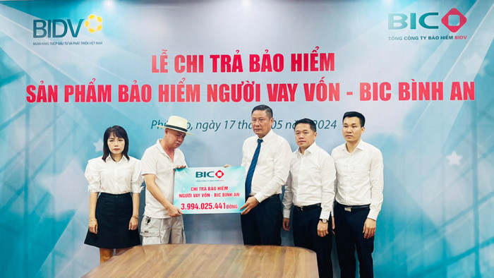 Lễ chi trả bảo hiểm Sản phẩm bảo hiểm Người vay vốn – BIC Bình An. Dai dien lanh dao BIC va BIDV Phu Tho trao tien bao hiem cho khach hang.jpg