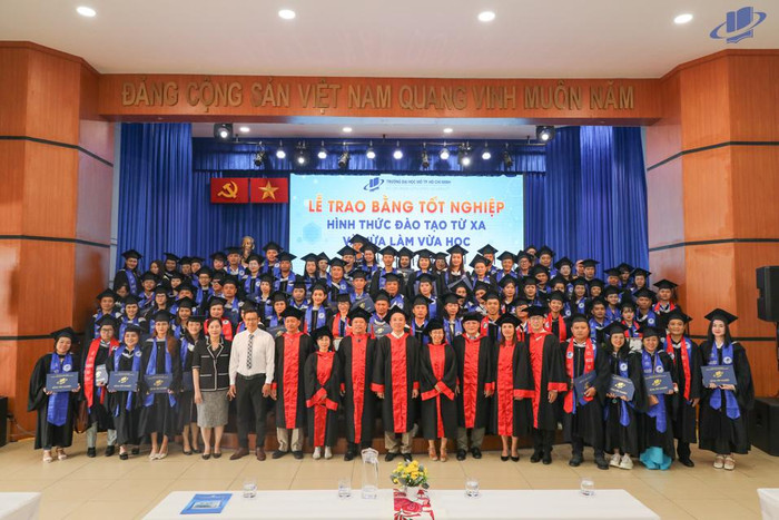Lễ trao bằng tốt nghiệp hình thức đào tạo từ xa và vừa làm vừa học Đợt 2 năm 2023. Lễ trao bằng tốt nghiệp hình thức đào tạo từ xa và vừa làm vừa học Đợt 2 năm 2023.