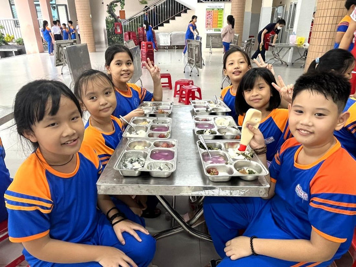 Dự án Bữa Ăn Học Đường do Ajinomoto Việt Nam triển khai ở hơn 4200 trường tiểu học bán trú toàn quốc. Dự án Bữa Ăn Học Đường do Ajinomoto Việt Nam triển khai ở hơn 4200 trường tiểu học bán trú toàn quốc.