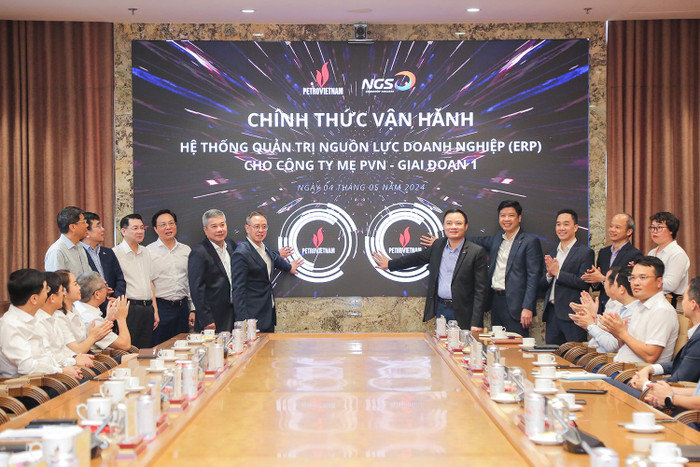 Lãnh đạo Tập đoàn và các đơn vị đối tác thực hiện nghi thức chính thức vận hành hệ thống ERP. 5.JPG