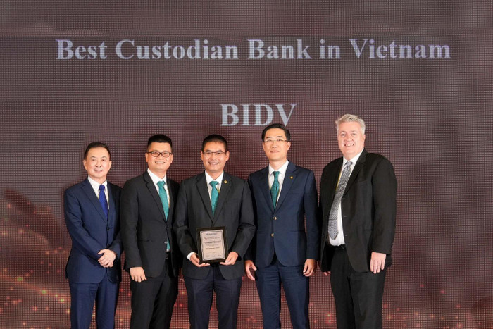 Đại diện BIDV nhận giải thưởng “Best Custodian Bank in Vietnam 2024”. Đại diện BIDV nhận giải thưởng “Best Custodian Bank in Vietnam 2024”.