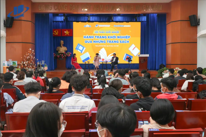 Buổi Hội thảo khởi nghiệp “Hành trang khởi nghiệp qua những trang sách” được tổ chức thu hút đông đảo sinh viên. Buổi Hội thảo khởi nghiệp “Hành trang khởi nghiệp qua những trang sách” được tổ chức thu hút đông đảo sinh viên.