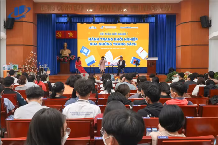 Buổi Hội thảo khởi nghiệp “Hành trang khởi nghiệp qua những trang sách” được tổ chức thu hút đông đảo sinh viên.