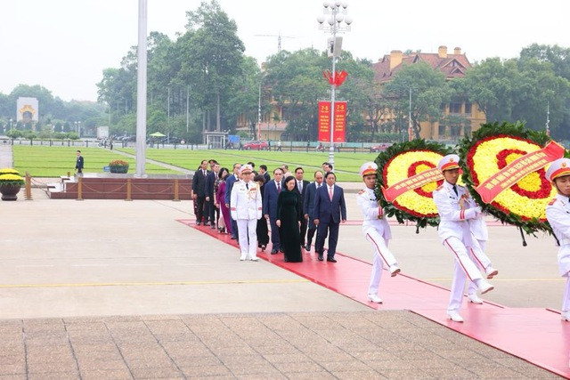 Đoàn đại biểu lãnh đạo Đảng, Nhà nước, Ủy ban Trung ương Mặt trận Tổ quốc Việt Nam vào Lăng viếng Chủ tịch Hồ Chí Minh. Ảnh: VGP/Nhật Bắc Đoàn đại biểu lãnh đạo Đảng, Nhà nước, Ủy ban Trung ương Mặt trận Tổ quốc Việt Nam vào Lăng viếng Chủ tịch Hồ Chí Minh. Ảnh: VGP/Nhật Bắc