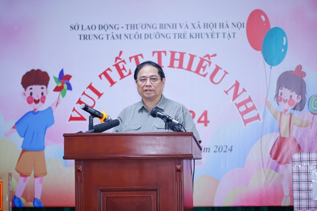 Sáng 31/5, nhân dịp Ngày Quốc tế Thiếu nhi 1/6 và Tháng hành động Vì Trẻ em 2024, Thủ tướng Phạm Minh Chính đã tới thăm, tặng quà các thầy cô giáo, các cháu học sinh đang theo học tại Trung tâm Nuôi dưỡng trẻ khuyết tật Hà Nội. Ảnh: VGP/Nhật Bắc Sáng 31/5, nhân dịp Ngày Quốc tế Thiếu nhi 1/6 và Tháng hành động Vì Trẻ em 2024, Thủ tướng Phạm Minh Chính đã tới thăm, tặng quà các thầy cô giáo, các cháu học sinh đang theo học tại Trung tâm Nuôi dưỡng trẻ khuyết tật Hà Nội. Ảnh: VGP/Nhật Bắc